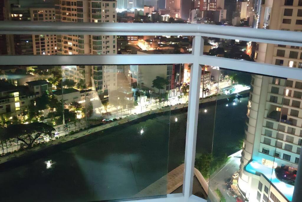 Aveline Suites Elite Rockwell View Acqua Private Residences Near Rockwell Makati Manila Dış mekan fotoğraf
